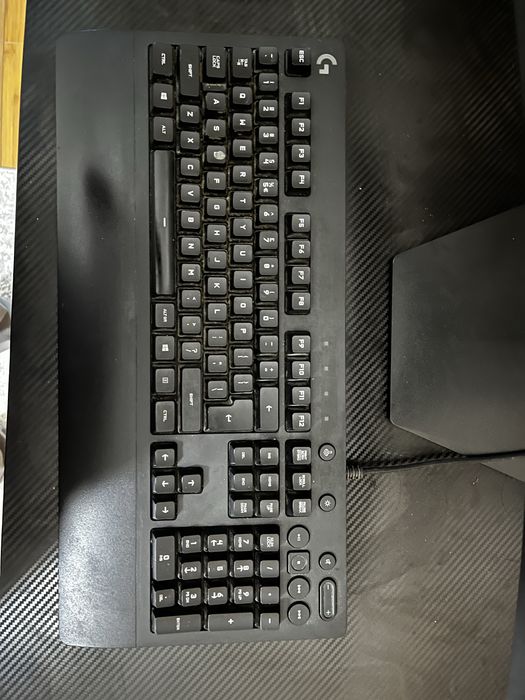 De vanzare scaun gaming+birou+tastatura logitech