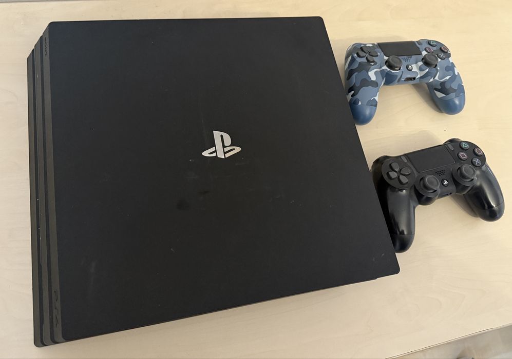 Vand PS4 PRO, DVD. HDD 1 TB,  7 jocuri, 2 controllere cu, 1000 RON,