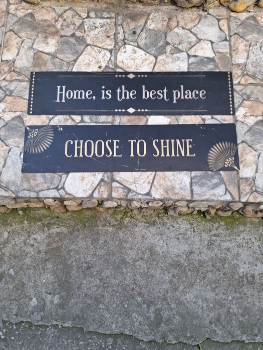 Две дълги метални табели