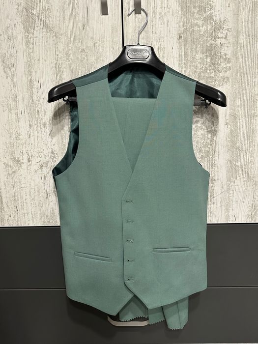 Официален костюм