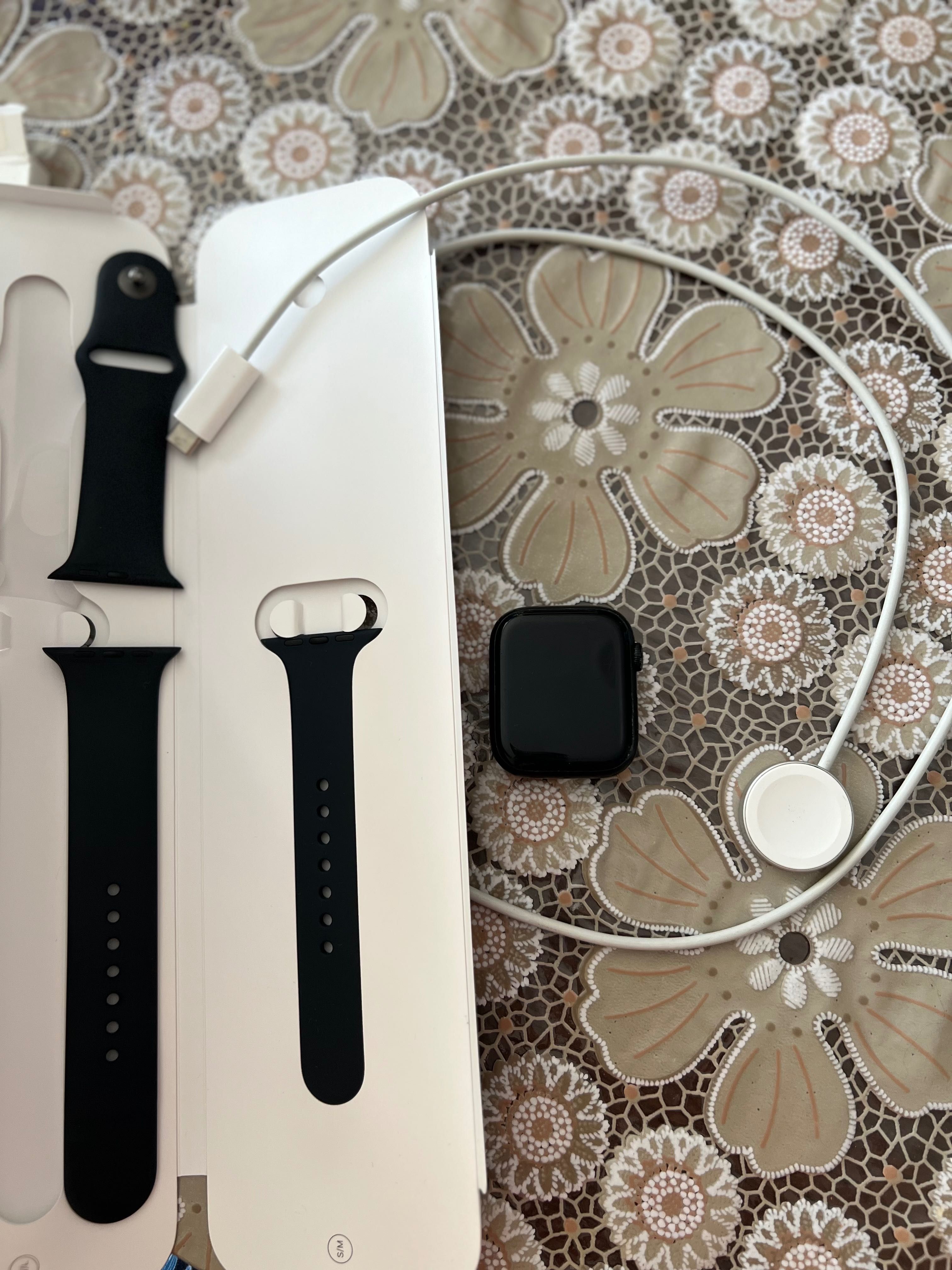 Apple Watch Series 7 45mm GPS (неработещ) + каишки S/M M/L и зарядно
