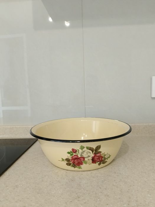 Продам миски эмалированные разные,отличном состоянии