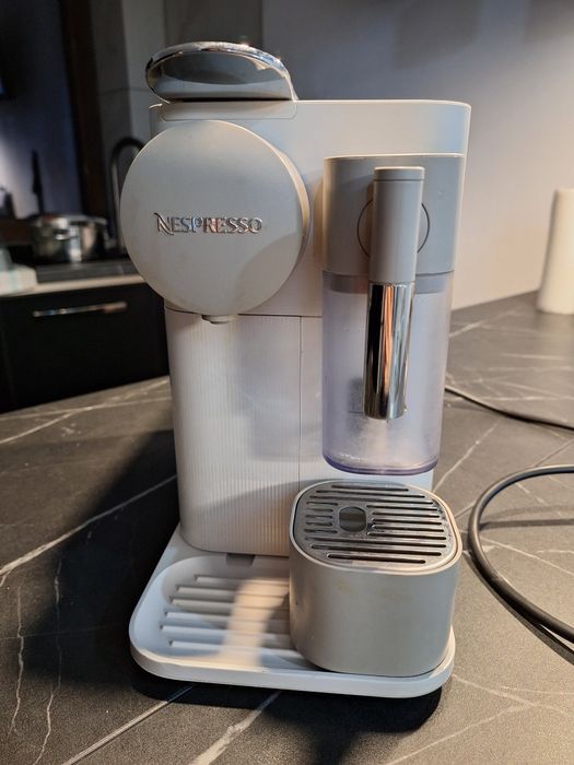 Nespresso lattissima one alb