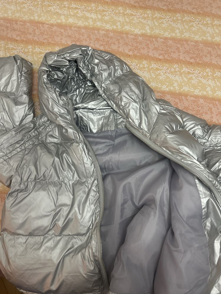 Черното яке е ново но с дефекти на джобовете