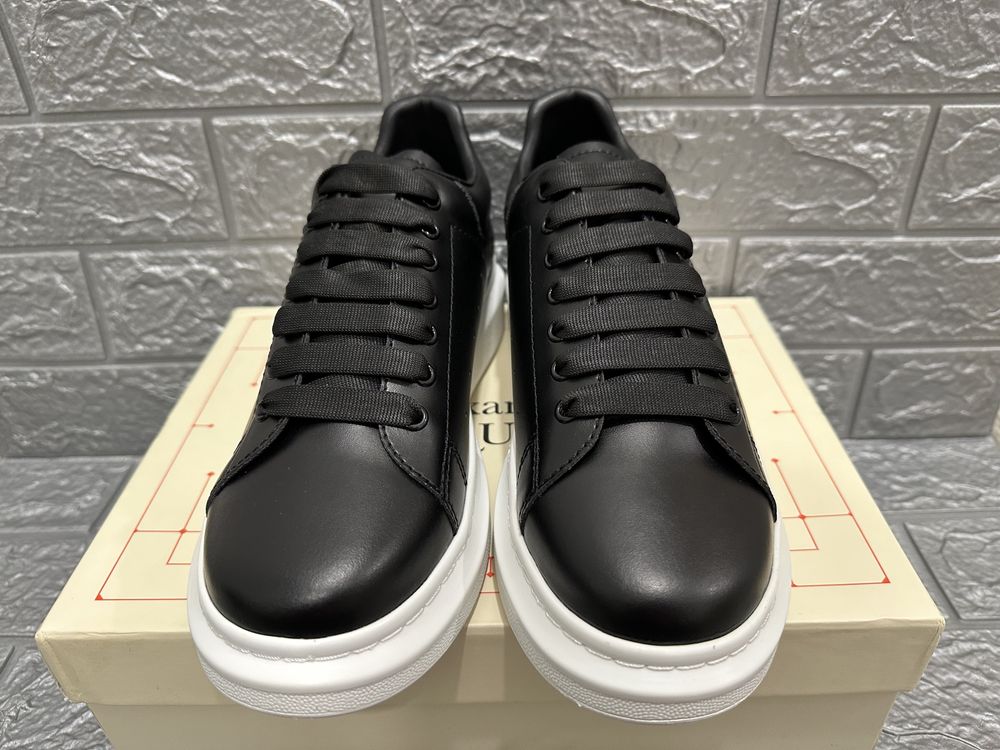 38 Alexander McQueen black