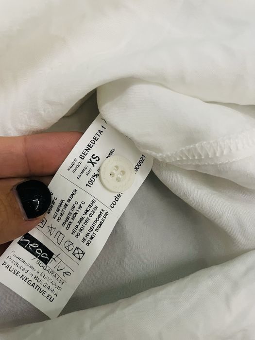 Бяла дамска риза  Negative