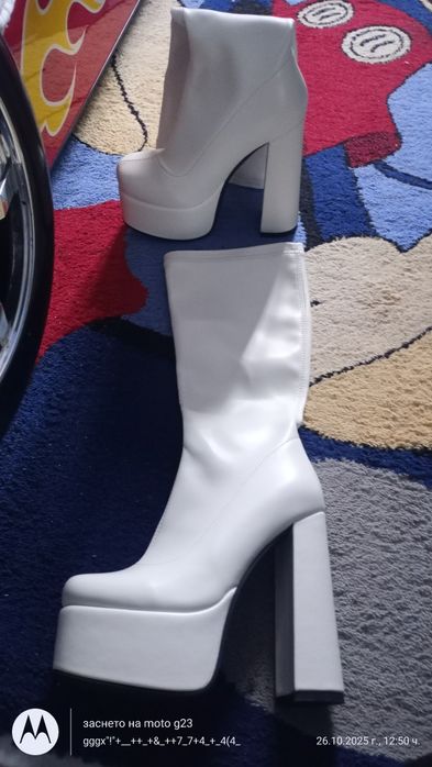 Бели ботуши с дебел ток
