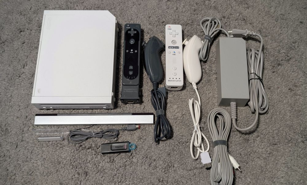 Consola Nintendo Wii White 2 mantele/nunchuck-uri Modata 64gb