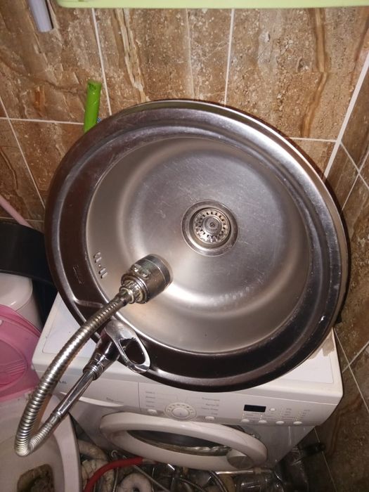 Продам раковину нержавеющей на кухню в отличном состоянии с сифоном и