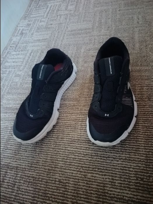 Vând adidasi Under Armour