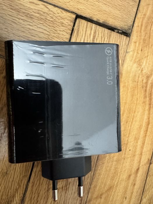 Зарядно с мнгоо изходи