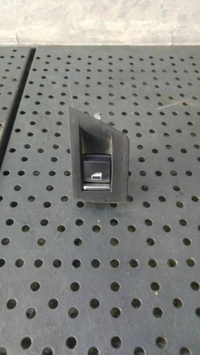 Buton geam stanga spate bmw seria 5 f11 924194901
