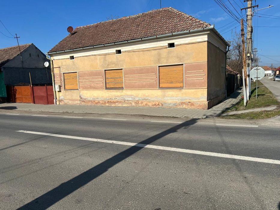 Casa de inciriat în judetul timis orasu Deta lînga centru 4 camere Bai