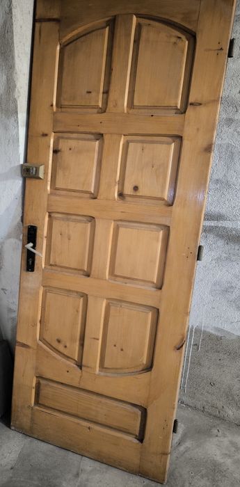 Ușă din lemn pentru exterior