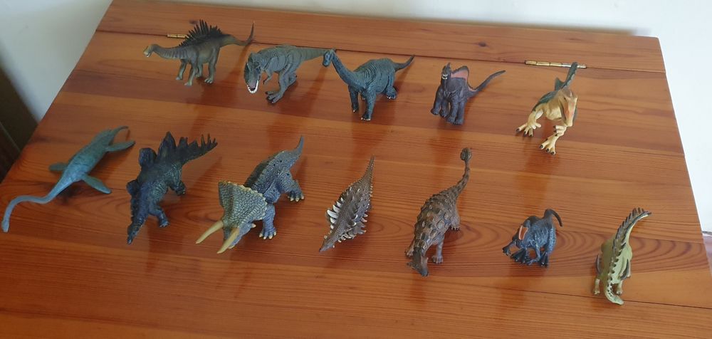 Set de 12 dinozauri(Gazeta sporturilor)