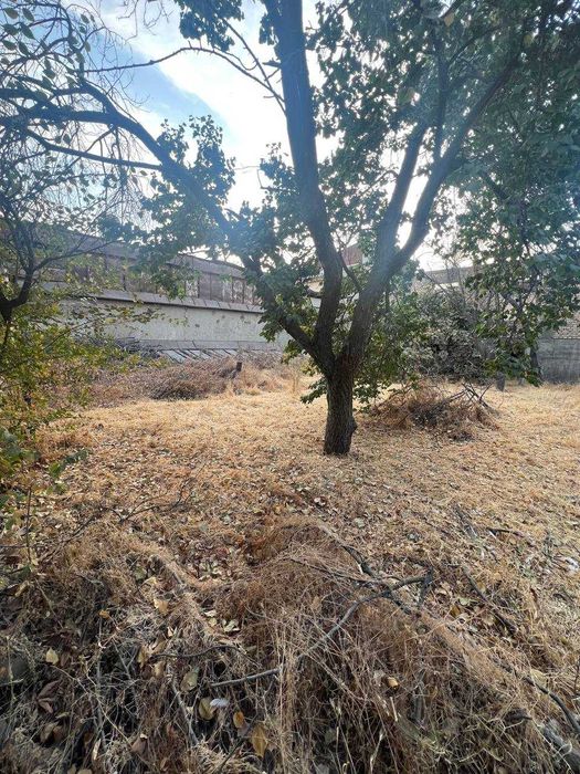 13 соток йер (под гостиница) сотилади, Регистондан 300метр