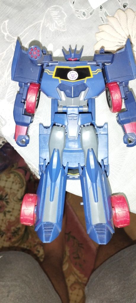 Vând robot Transformers sandoeiv 100.50de lei