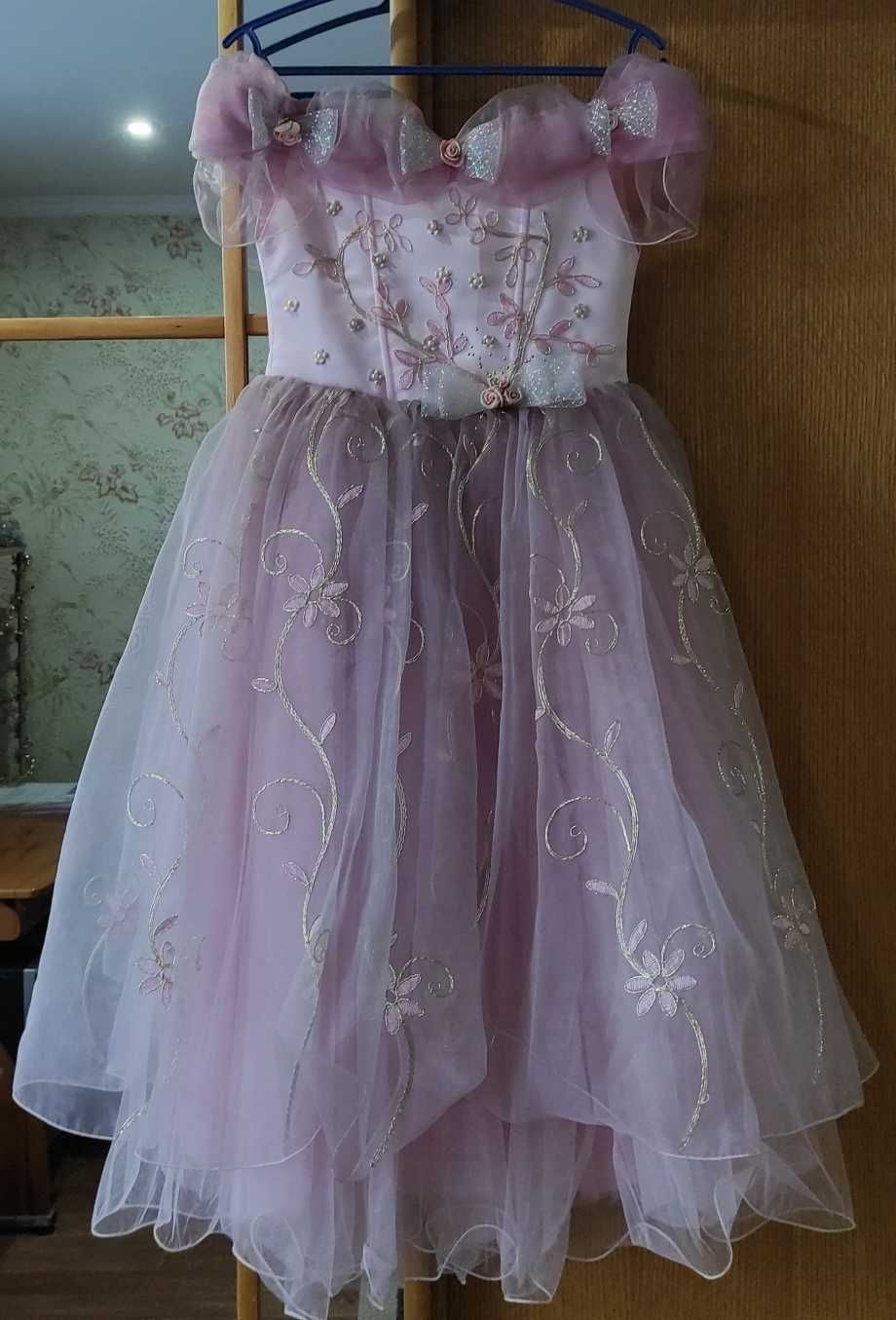 Продам красивое нарядное платье на девочку 9-11 лет пр-во Польша