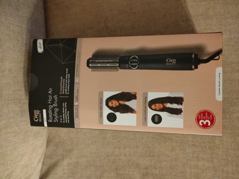 Продавам сешоар с въртяща се четка.