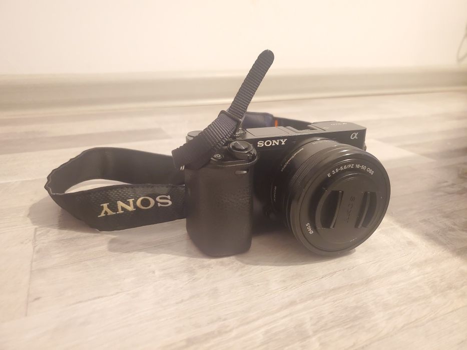 Sony A6000 Mirrorless 24MP APSC cu Obiectiv 16-50 f/3,5-5,6, 2 baterii
