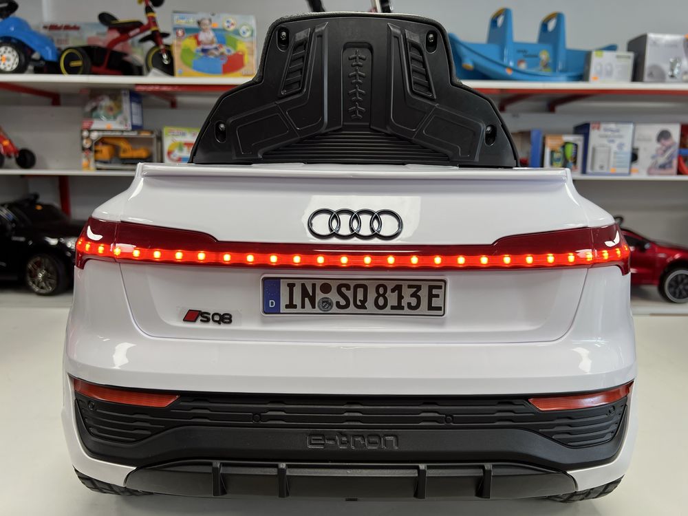 Детска акумулаторна кола Audi RSQ8