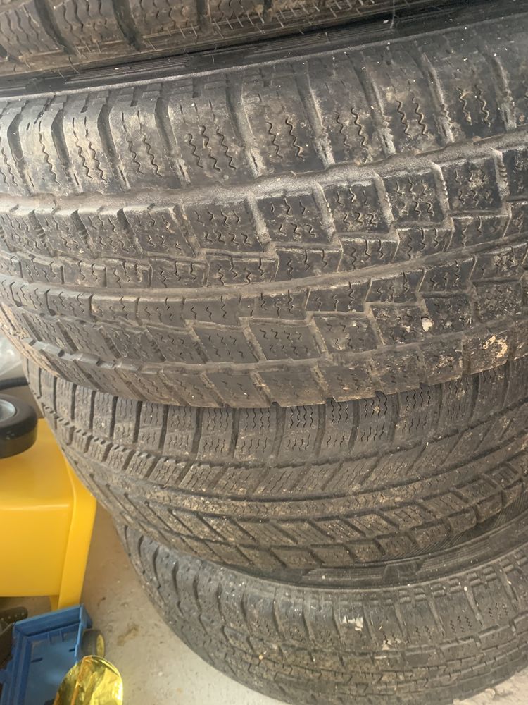 Cauciucuri iarna pe jante 215/65R 16