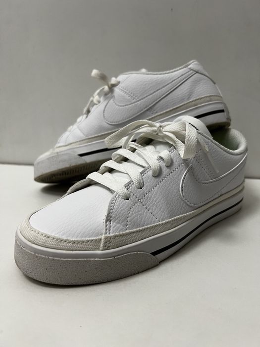 бели обувки nike