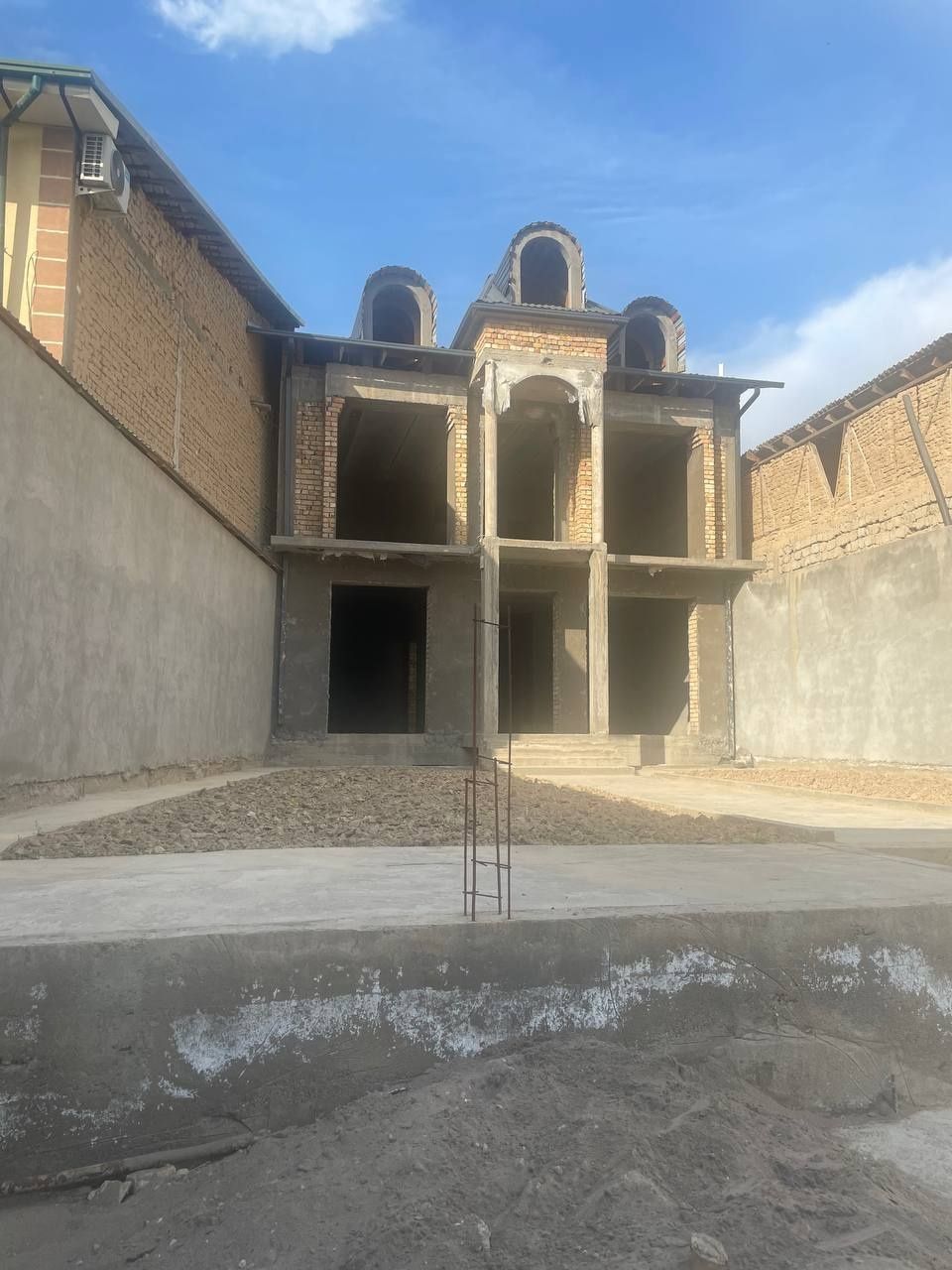 Продам Дом коробку,5,5 соток земли, на Луначарском!