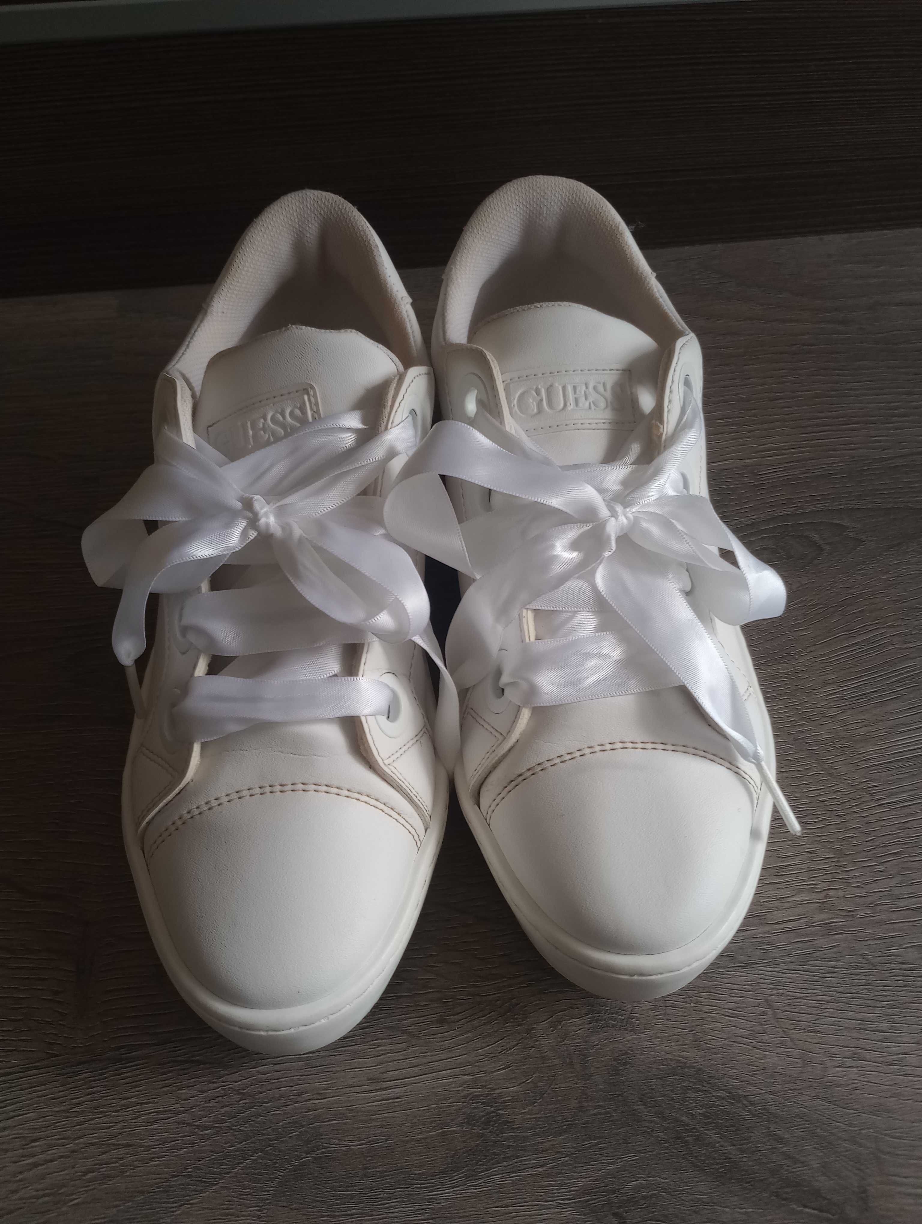 Дамски обувки Guess.