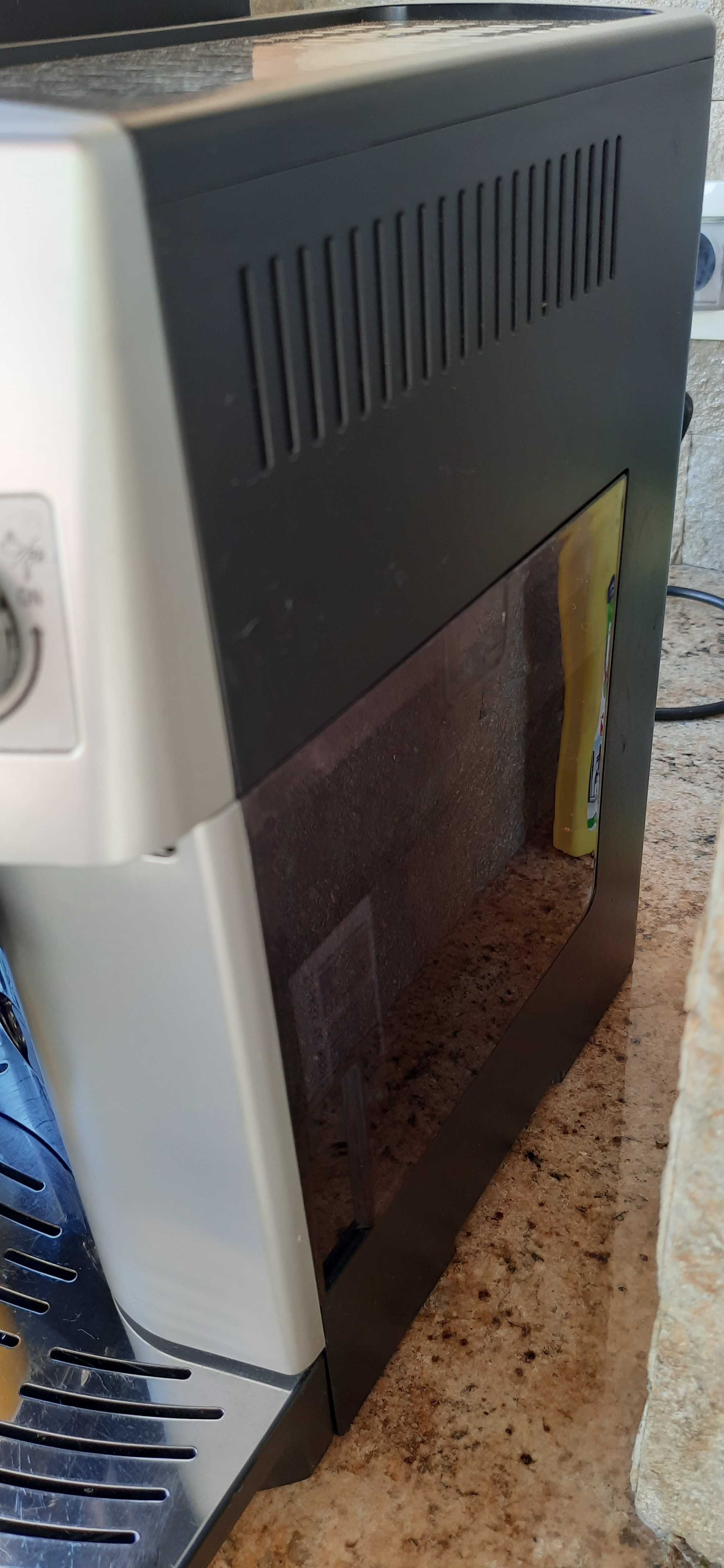 Кафеавтомат Delonghi ESAM 3200, 1350W в отлично състояние