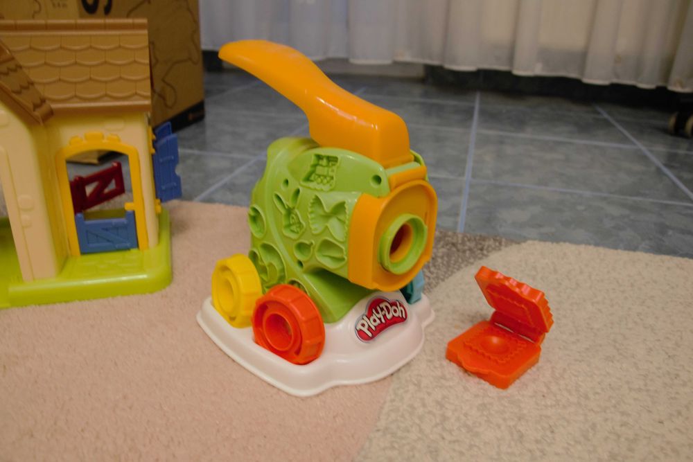 Ferma caluti ELC + Masina de facut paste Play- Doh