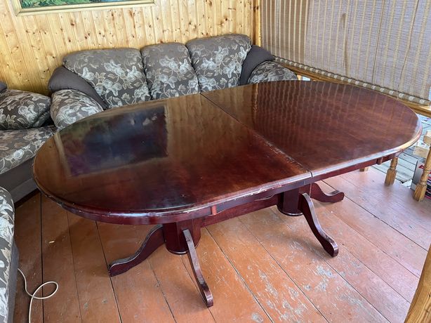 Продам стол из красного дерева, в отличном состоянии размер 2 метра