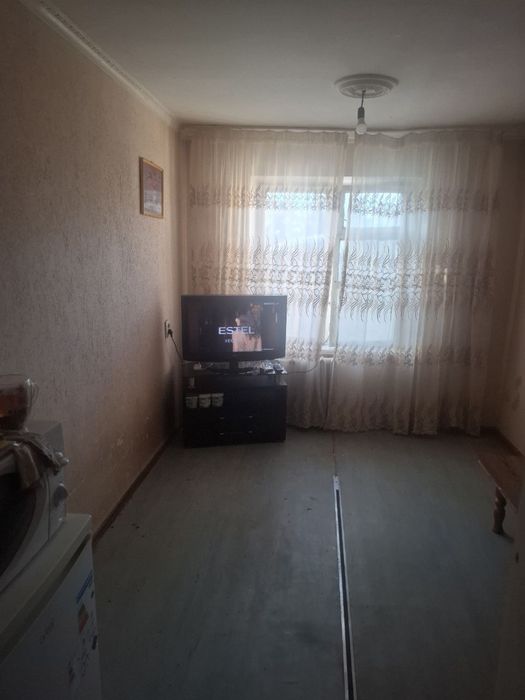 Yunusabod batanika bogʻi oldida eski obshejitiya sotiladi