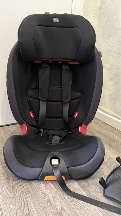 Продаю автокресло chicco 3-36 кг новое черного цаета