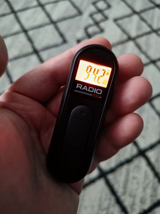 Mini aparat de radio FM cu acumulator incorporat