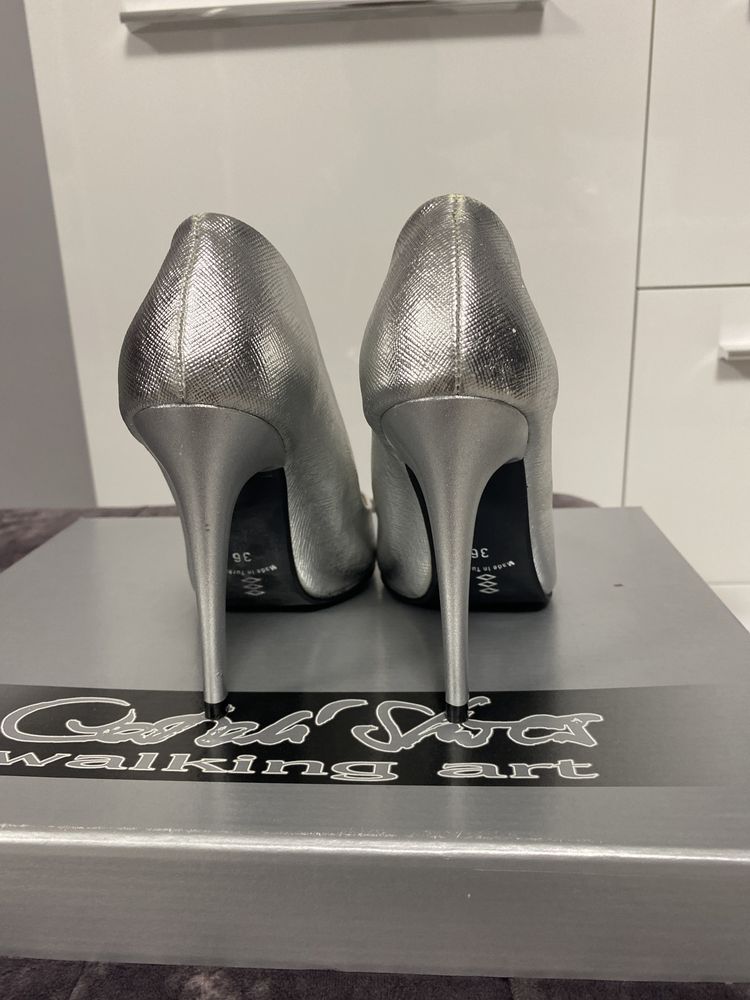 Pantofi stiletto