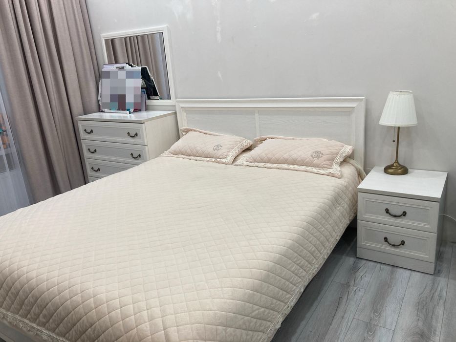 Кровать с матрасои, комод с зеркалом и тумба