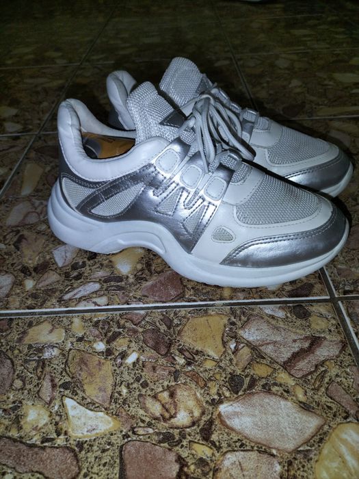 Vând adidași damă negociabil