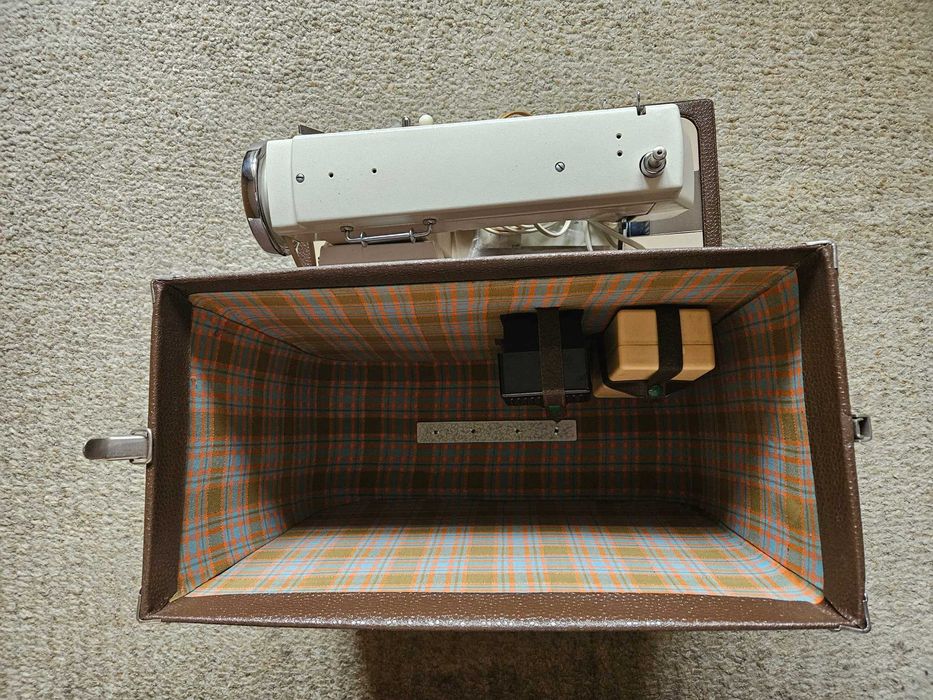 Полска шевна машина Lucznik Predom 432 с куфар в перфектно състояние