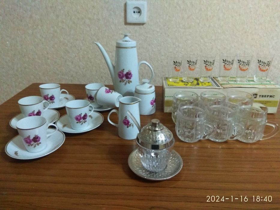 Кофейный сервиз,  рюмки, бокалы с блюдцами