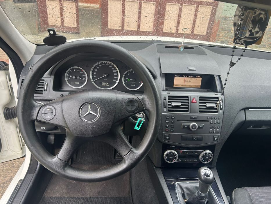 Mercedes-Benz C-Class C220 Schimb cu camioneta basculabila.