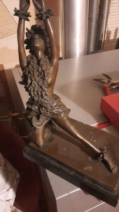 Sculptura deosebita din bronz pe soclu din marmura