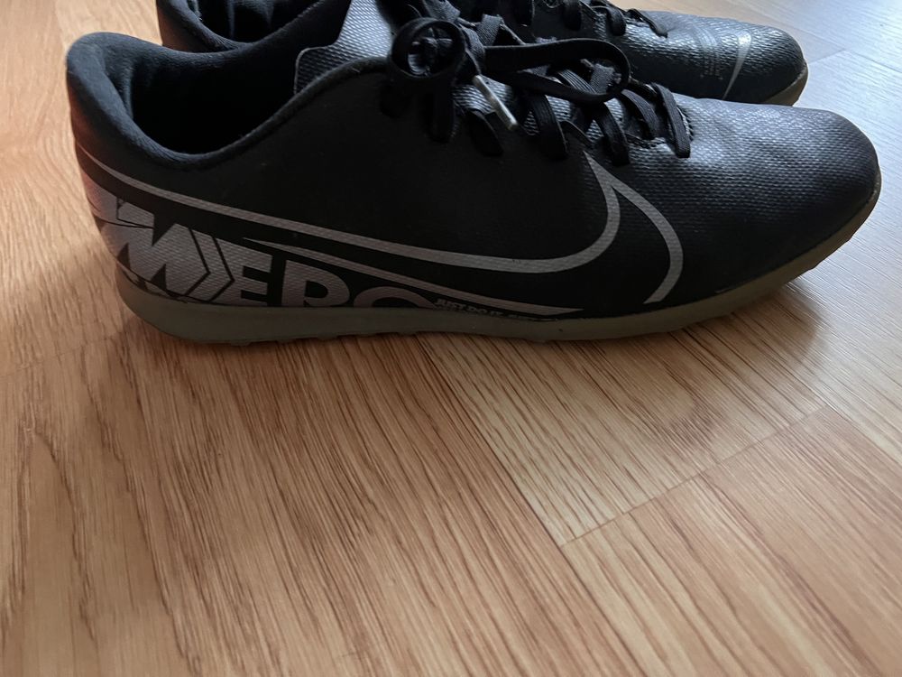 Pantofi fotbal sala NikeMercury marimea 42 8,5Y