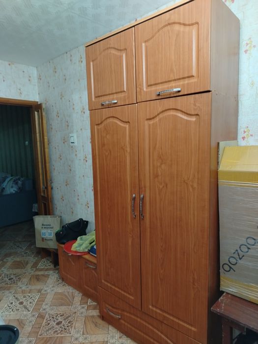 Продам шкаф плательный +к нему тумбочка в комплекте, стенку Польша