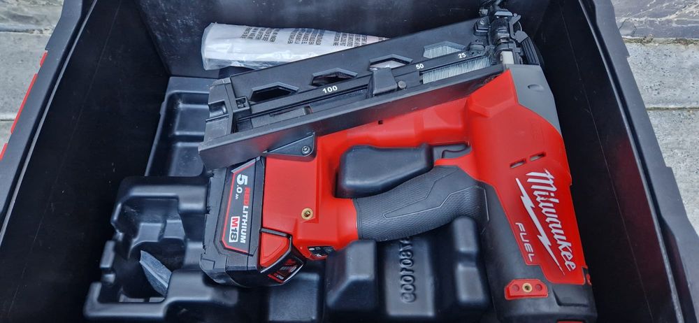 Milwaukee pistol de cuie pe acumulatori