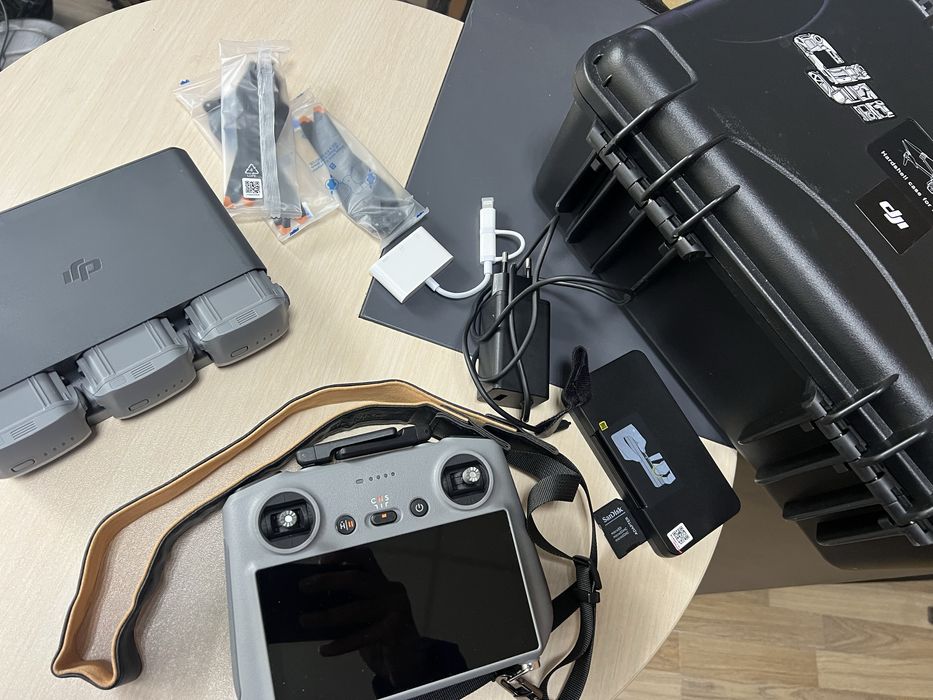 Продавам DJI Air 3S Fly More Combo