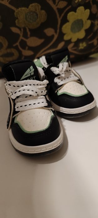 Продаются утепленые кроссовки