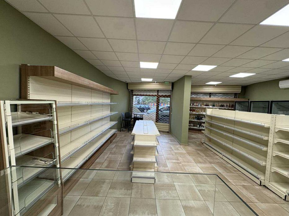 Продавам стелажи, неутрална витрина и щанд маса за магазин в София