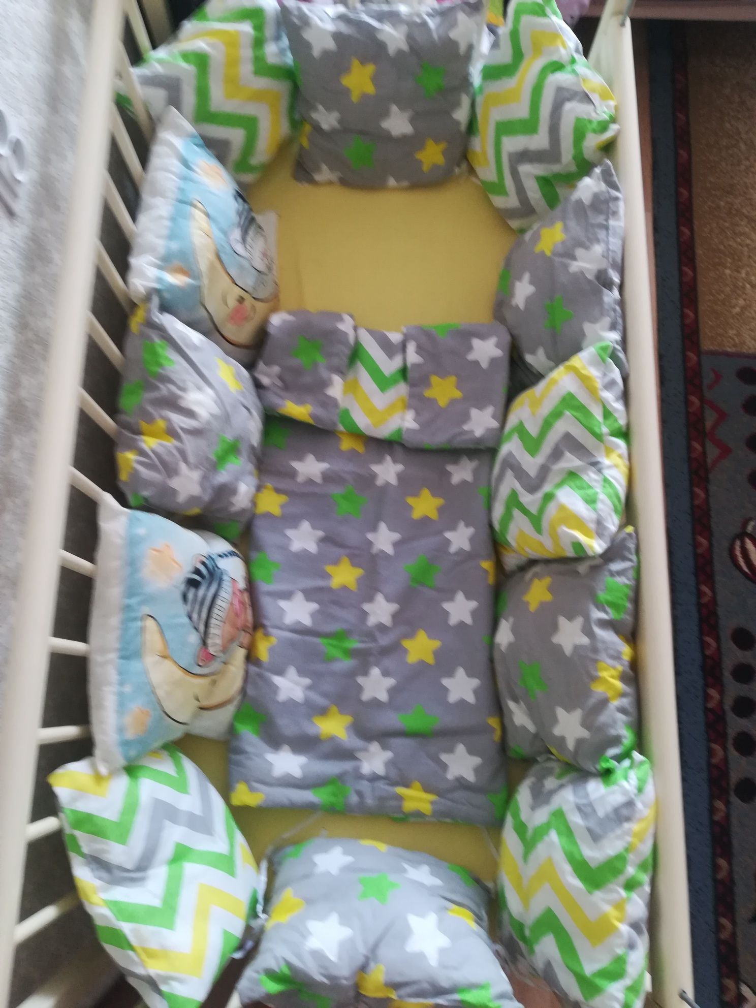 Продам бортики в детскую кроватку.