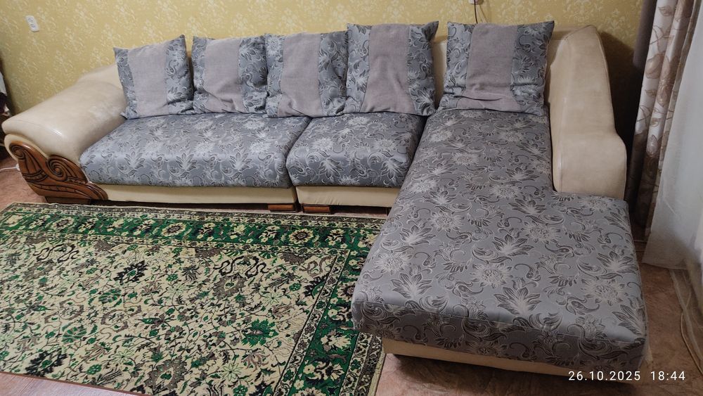 Диван с оттоманкой